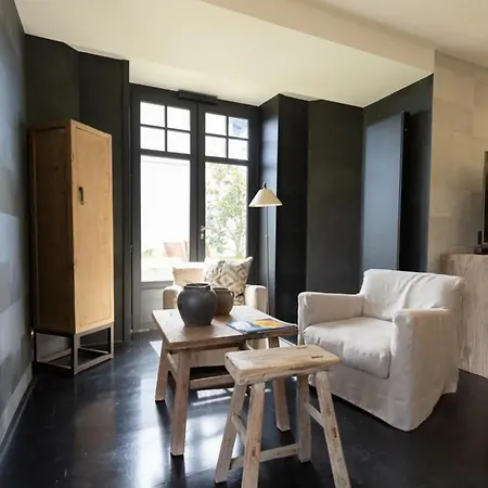 Nouveau, Tres Bel Avec Jardin アパート